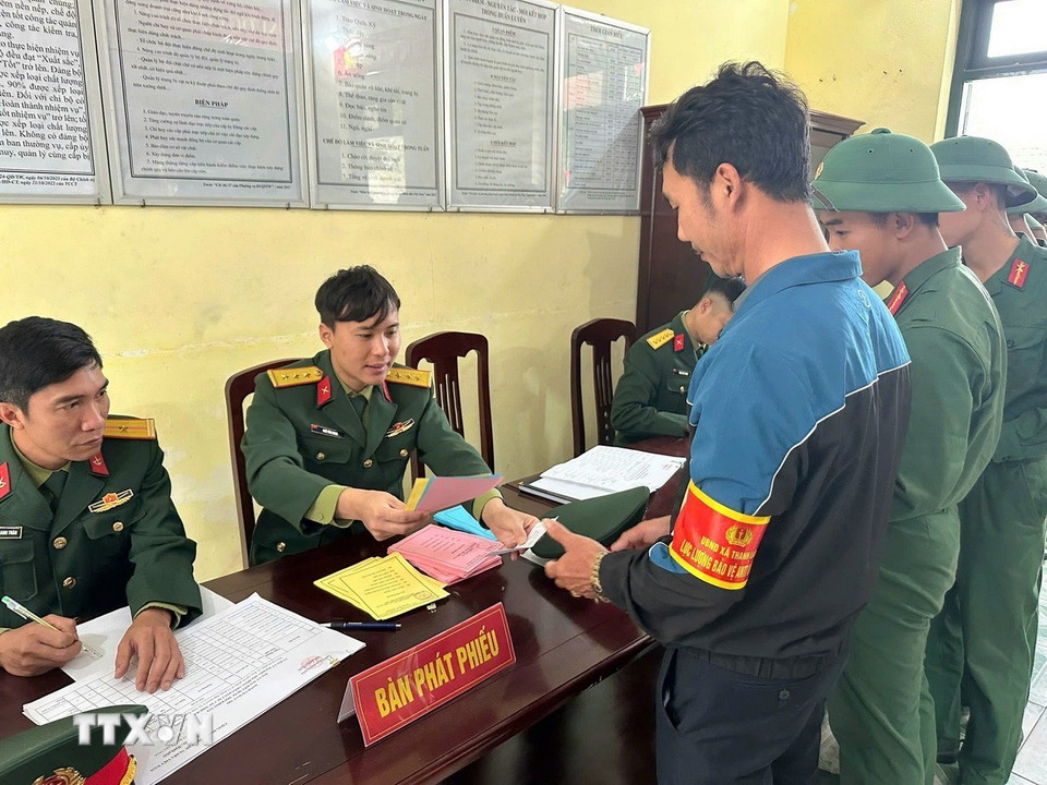 Cử tri là lực lượng vũ trang, tổ bầu cử thực hiện quyền, nghĩa vụ của công dân. (Ảnh: TTXVN phát)