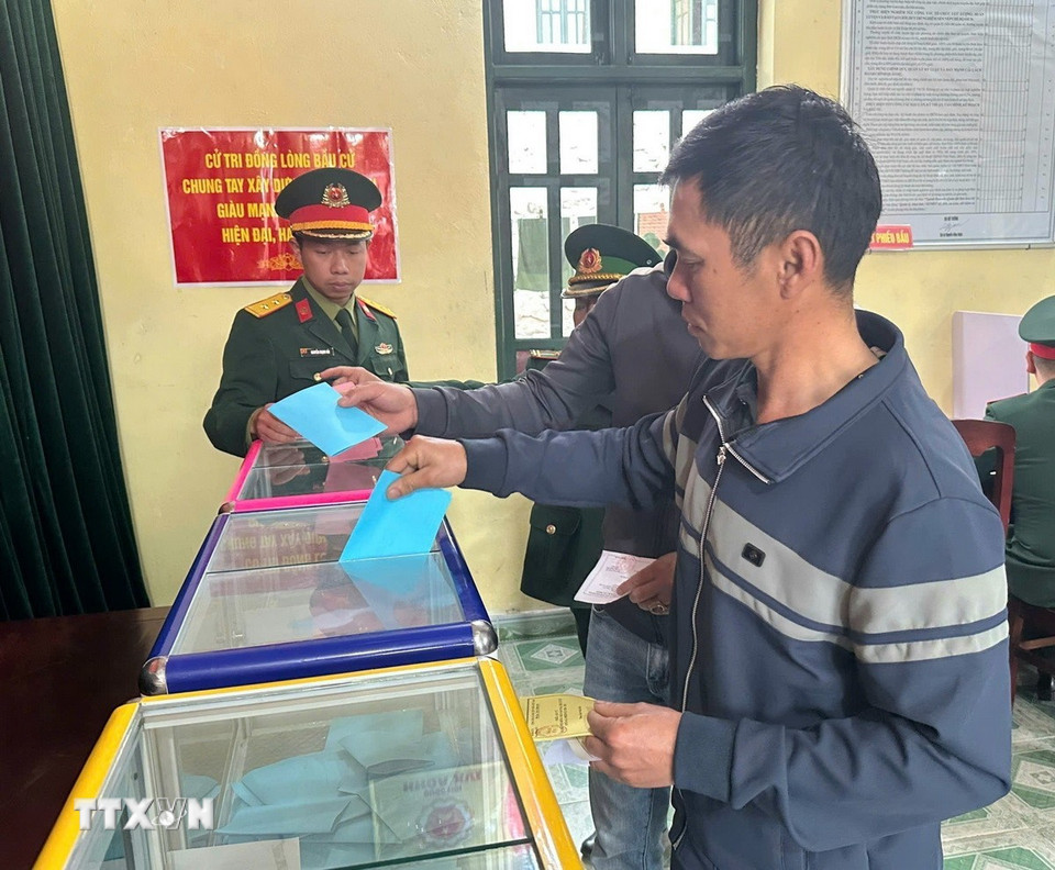 Ngư dân đảo Trần ( Cô Tô) tự tin bỏ phiếu bầu lựa chọn người đủ đức, đủ tài, đủ tầm làm Đại biểu Quốc hội và HĐND các cấp. (Ảnh: TTXVN phát) Chuyên trang thông tin về bầu cử đại biểu Quốc hội khóa XVI và đại biểu HĐND các cấp nhiệm kỳ 2026-2031 (https://baucuquochoi.vn/) của Thông tấn xã Việt Nam là sản phẩm báo chí chuyên biệt, gồm 6 ngôn ngữ: Việt, Anh, Pháp, Tây Ban Nha, Nga và Trung Quốc; cung cấp thông tin chính thống, toàn diện, chuẩn xác, kịp thời cả trước, trong và sau cuộc bầu cử đại biểu Quốc hội khóa XVI và đại biểu HĐND các cấp nhiệm kỳ 2026-2031 đến đông đảo công chúng trong nước, cộng đồng người Việt Nam ở nước ngoài, giới báo chí và bạn bè quốc tế. Nội dung chuyên trang bao gồm các phần chính: Chuyên đề; Thời sự; Tư liệu; Đa phương tiện; Dành cho báo chí. ĐẶC BIỆT chuyên trang có dữ liệu nhân sự về 864 người ứng cử đại biểu Quốc hội khóa XVI:https://baucuquochoi.vn/ky-hop/xvi-189.html