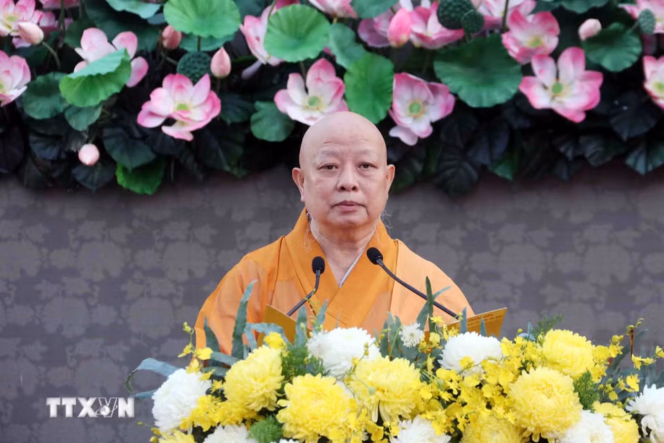 Hòa thượng Thích Lệ Trang, Phó Chủ tịch Hội đồng Trị sự, Trưởng Ban Trị sự Giáo hội Phật giáo Việt Nam Thành phố Hồ Chí Minh tuyên đọc Diễn văn chào mừng Đại lễ của Trưởng lão Hòa thượng Thích Thiện Nhơn, Phó Pháp chủ, Chủ tịch Hội đồng Trị sự Giáo hội Phật giáo Việt Nam. (Ảnh: Xuân Khu/TTXVN)