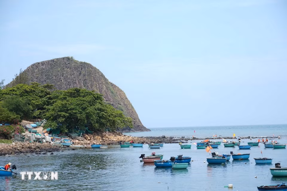 Hòn Yến gắn với khung cảnh bình yên của làng chài ven biển, đem lại trải nghiệm thú vị cho du khách. (Ảnh: Tuấn Anh/TTXVN
