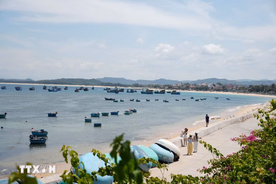 Khung cảnh bình yên của làng chài ven biển ở khu vực danh thắng quốc gia Hòn Yến. (Ảnh: Tuấn Anh/TTXVN)