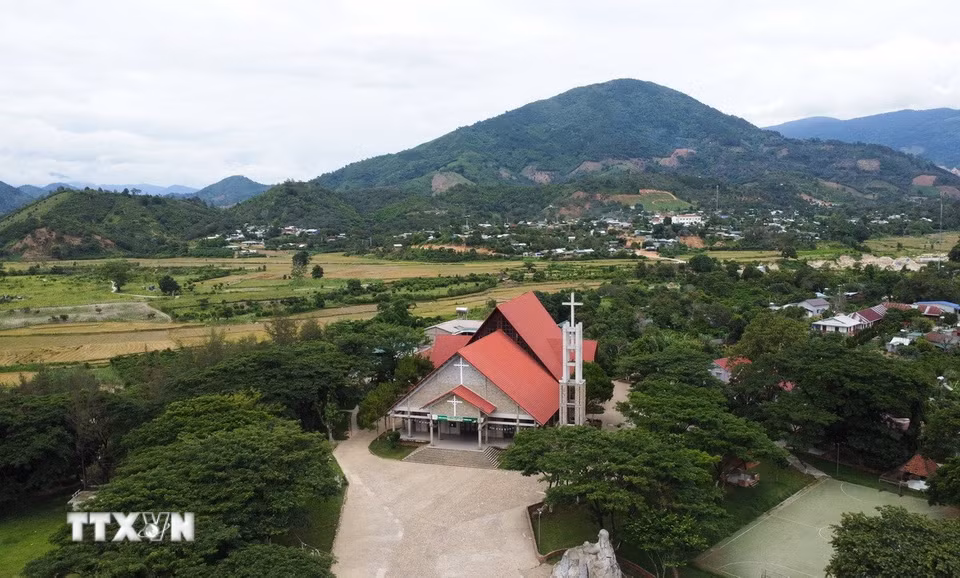 Nhà thờ Đạ Tông nổi bật trong khung cảnh sơn thủy hữu tình giữa núi đồi của vùng sâu Đam Rông 4 (Lâm Đồng). (Ảnh: Nguyễn Dũng/TTXVN)