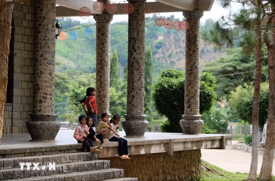 Nhà thờ Đạ Tông mở cửa tự do cho khách tham quan, cho các em nhỏ người địa phương đến vui chơi trong không gian rộng rãi, xanh mát giữa mùa hè. (Ảnh: Nguyễn Dũng/TTXVN)