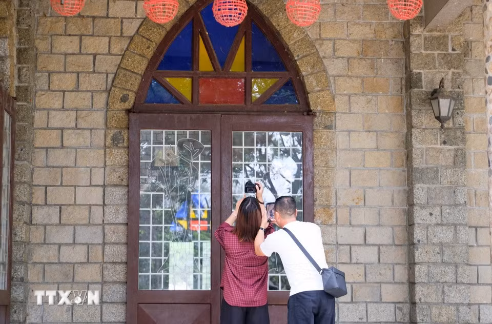 Du khách đến tham quan, tìm hiểu về kiến trúc, văn hóa tại nhà thờ Đạ Tông. (Ảnh: Nguyễn Dũng/TTXVN)