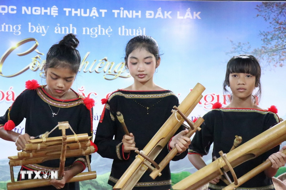 Âm thanh réo rắt, trầm bổng của nhạc cụ bằng tre chất chứa hơi thở đại ngàn, thể hiện sự giao hòa giữa con người và thiên nhiên. (Ảnh: Tuấn Anh/TTXVN)