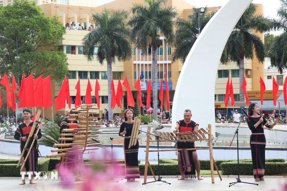 Ngày nay, nhạc cụ tre của người Ê Đê còn được biểu diễn rộng rãi ở các sự kiện văn hóa, du lịch phục vụ du khách. (Ảnh: Tuấn Anh/TTXVN)