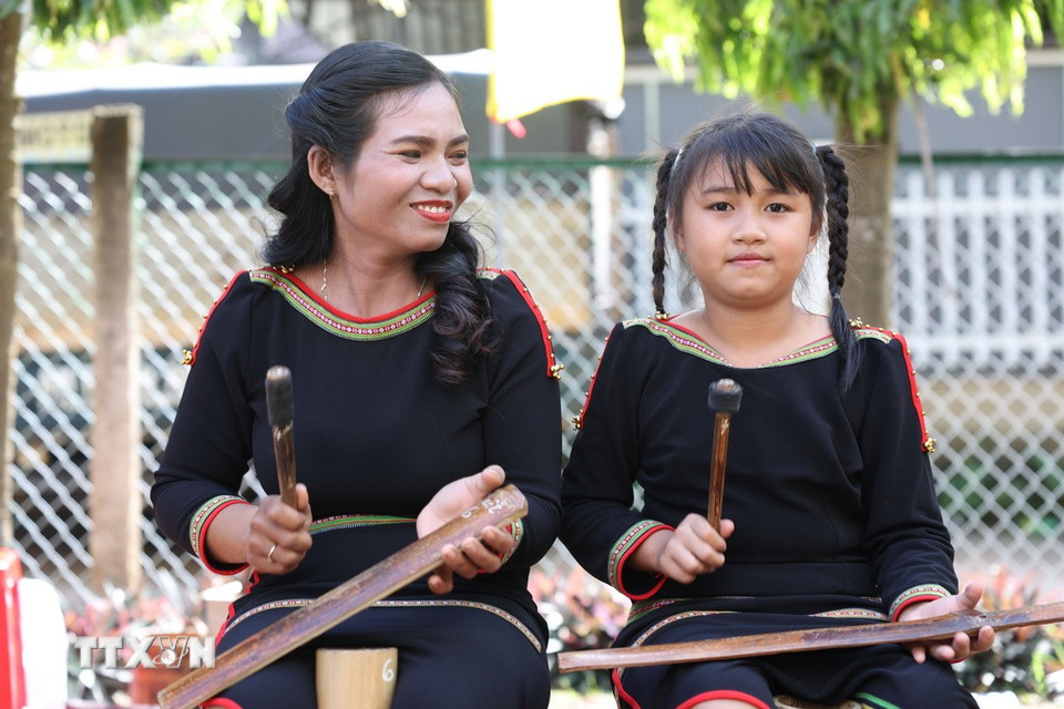 Trong nhịp sống hiện đại, các buôn làng Đắk Lắk vẫn chú trọng truyền dạy nhạc cụ bằng tre cho các thế hệ. (Ảnh: Tuấn Anh/TTXVN)