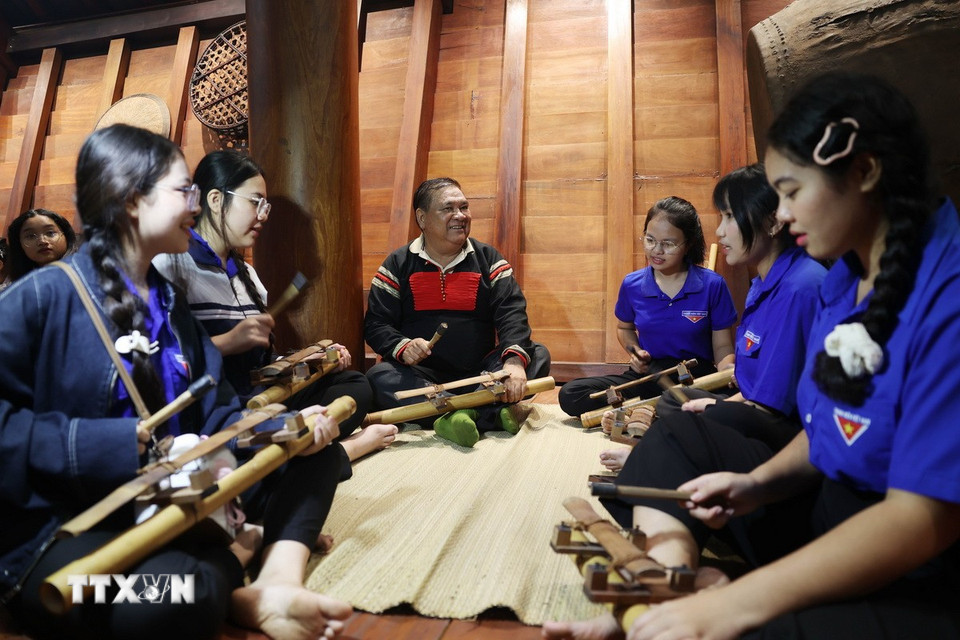 Các bạn trẻ Đắk Lắk tìm hiểu về nhạc cụ dân tộc của đồng bào Ê Đê. (Ảnh: Tuấn Anh/TTXVN)