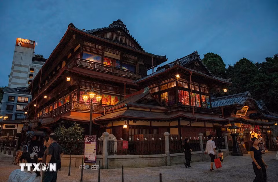 Dogo Onsen Honkan thường được coi là nguyên mẫu của nhà tắm suối nước nóng trong bộ phim hoạt hình đạt giải Oscar “Vùng đất linh hồn” (Spirited Away). (Ảnh: Xuân Giao/TTXVN)