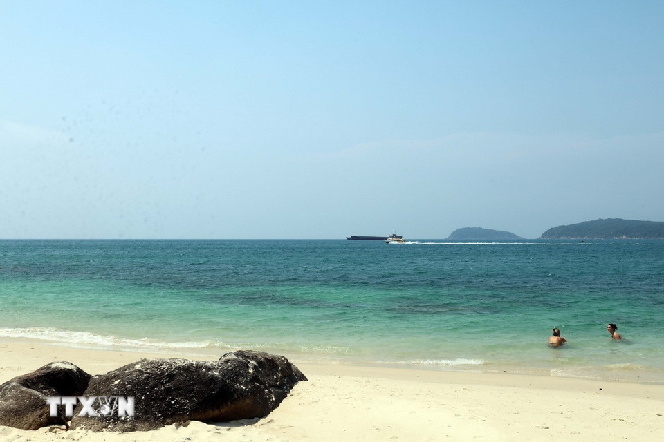 Bãi biển cát trắng tuyệt đẹp trên đảo Cù Lao Chàm (thành phố Đà Nẵng) thu hút khách du lịch. (Ảnh: Đỗ Trưởng/TTXVN)