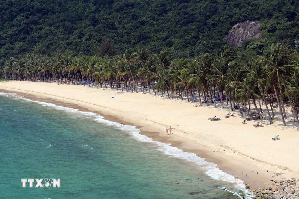Bãi biển cát trắng tuyệt đẹp trên đảo Cù Lao Chàm (thành phố Đà Nẵng) thu hút khách du lịch. (Ảnh: Đỗ Trưởng/TTXVN)