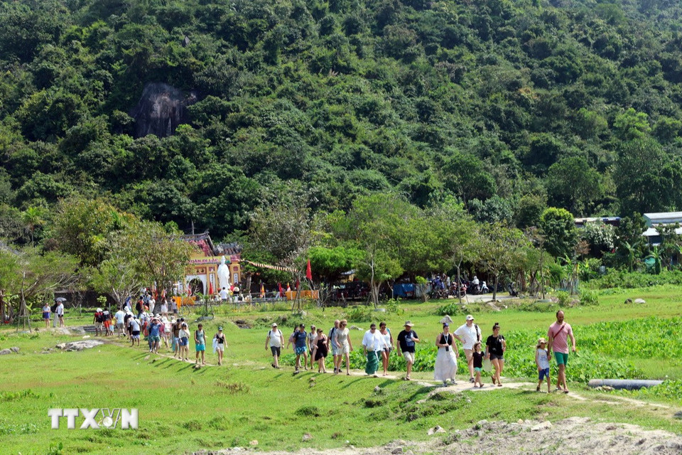 Du khách đến tham quan ngôi chùa cổ Hải Tạng trên đảo Cù Lao Chàm (xã Tân Hiệp, thành phố Đà Nẵng). (Ảnh: Đỗ Trưởng/TTXVN)