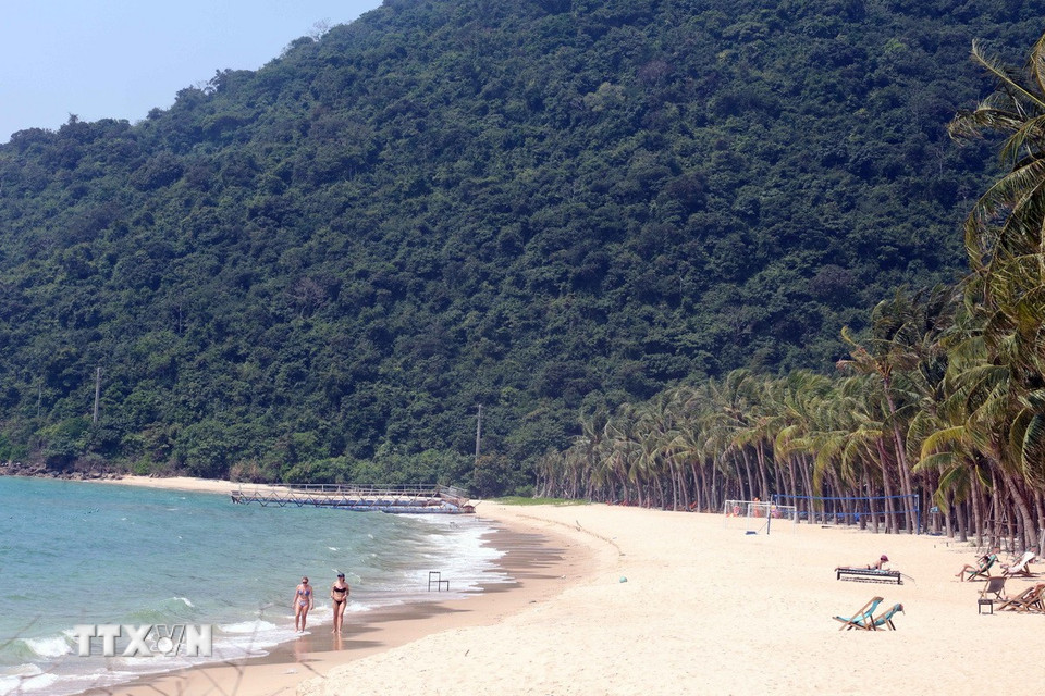 Bãi biển cát trắng tuyệt đẹp trên đảo Cù Lao Chàm (thành phố Đà Nẵng) thu hút khách du lịch. (Ảnh: Đỗ Trưởng/TTXVN)