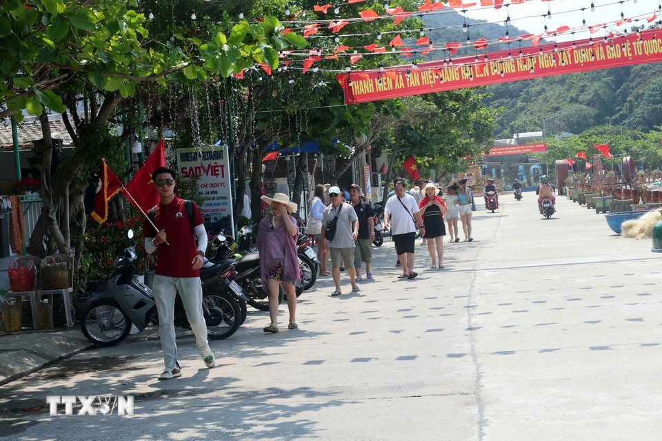 Du khách tham quan đảo Cù Lao Chàm, thành phố Đà Nẵng. (Ảnh: Đỗ Trưởng/TTXVN)