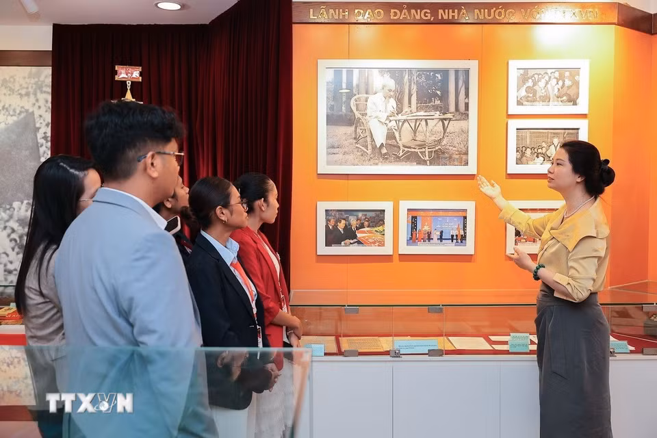 Đoàn đại biểu Timor-Leste tham quan và ghi sổ lưu niệm tại Phòng truyền thống TTXVN. (Ảnh: Lê Đông/TTXVN)