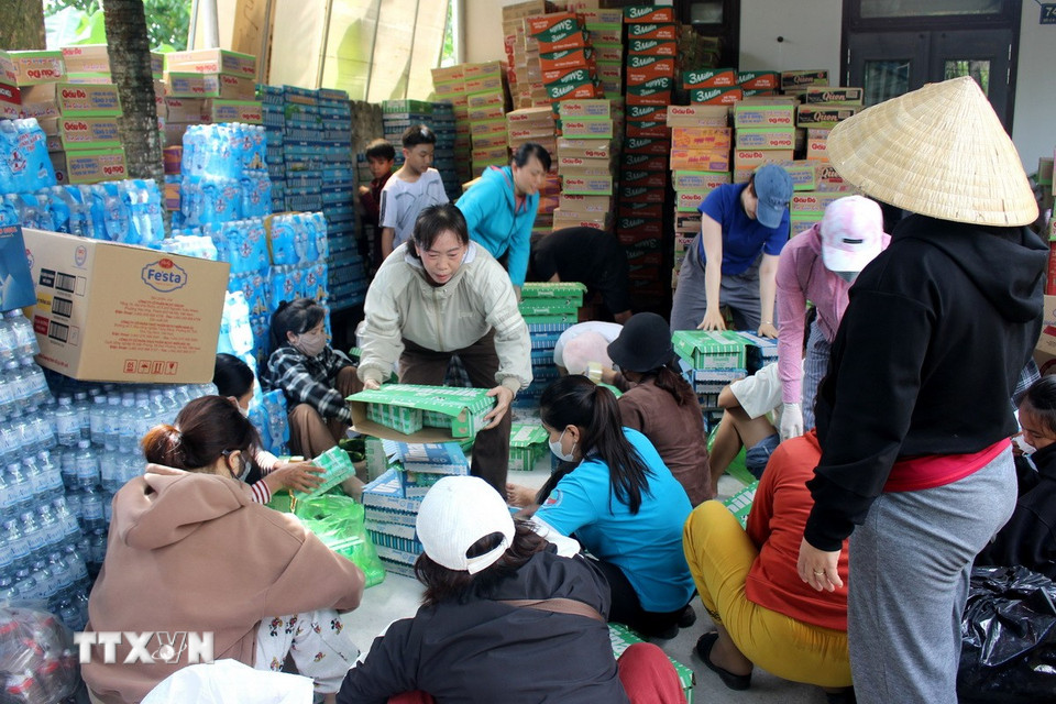 Phụ nữ ở xã Hàm Tân, tỉnh Lâm Đồng vận động gần 18 tấn hàng hóa, nhu yếu phẩm gửi cho đồng bào miền Trung. (Hồng Hiếu/TTXVN)