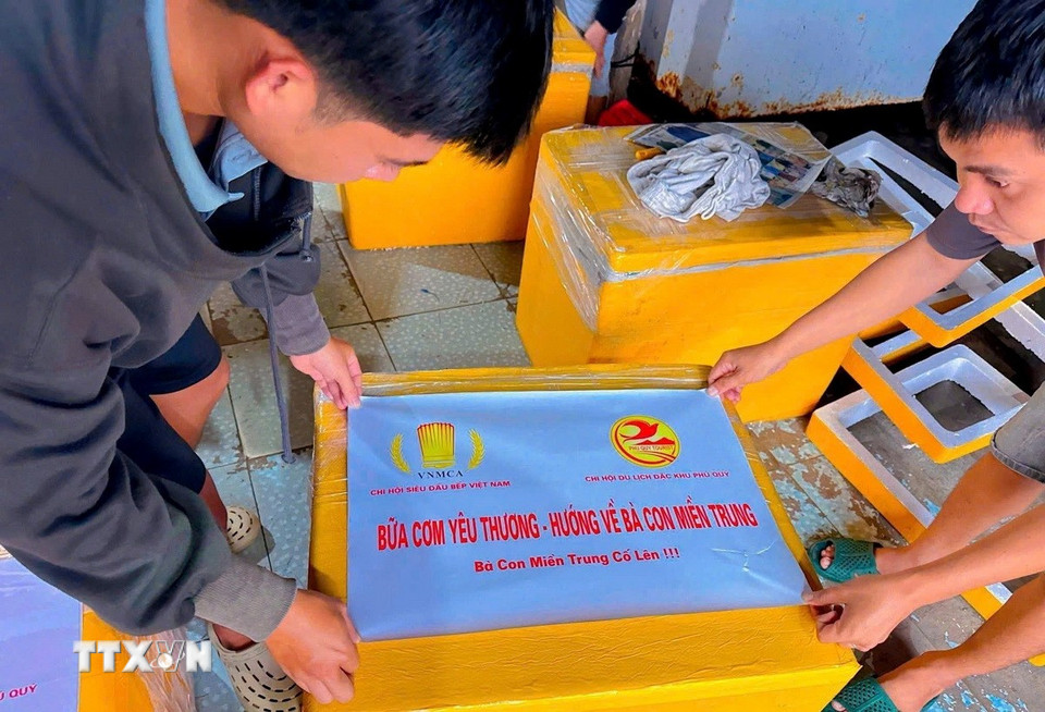 Hơn 500kg cá tươi được Chi hội Du lịch Phú Quý (đặc khu Phú Quý, tỉnh Lâm Đồng) gửi vào đất liền để chế biến tiếp tế cho người dân vùng lũ. (Ảnh: TXVN phát)