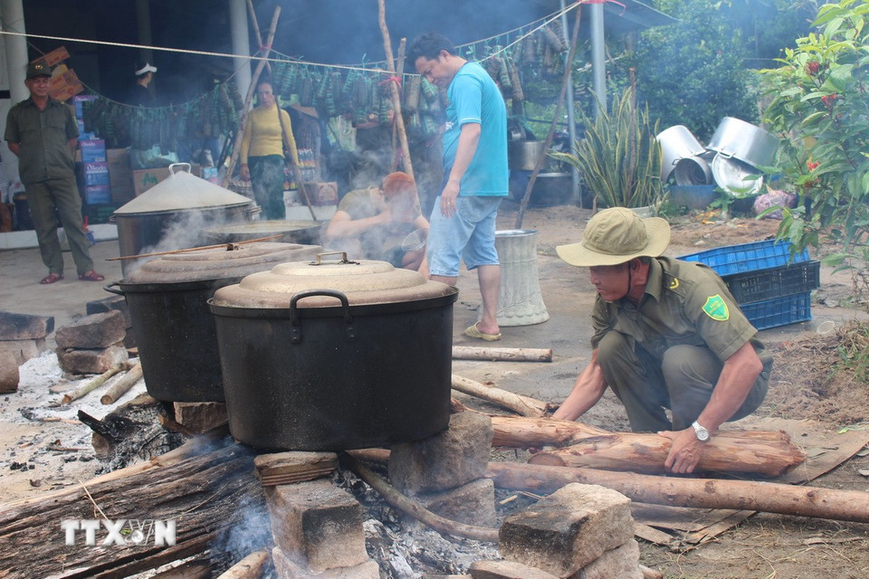 Người dân xã Hàm Tân, tỉnh Lâm Đồng gói và nấu bánh tét gửi cho người dân vùng lũ. (Ảnh: Hồng Hiếu/TTXVN)