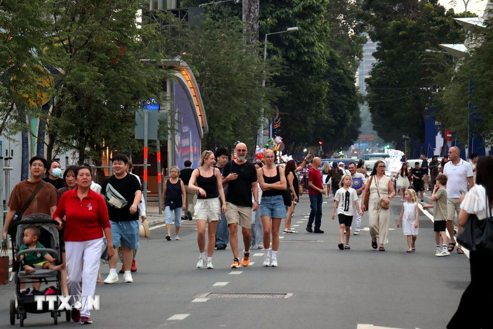 Đông đảo người dân Thành phố và du khách tập trung về tuyến đường Lê Lai, phường Sài Gòn để vui chơi giải trí. (Ảnh: Thanh Vũ/TTXVN)