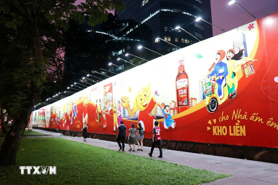 Đông đảo người dân Thành phố và du khách tập trung trên tuyến phố Lê Duẫn, phường Sài Gòn để vui chơi giải trí. (Ảnh: Thanh Vũ/TTXVN)