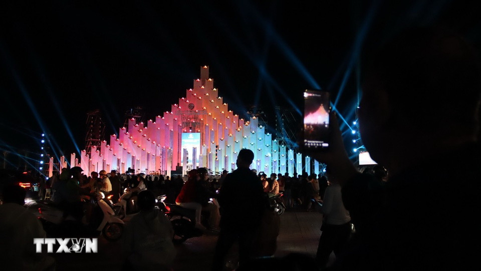 Người dân, du khách háo hức ghi lại những khoảng khắc đón chào năm nới tại tháp Tam Thắng, Thành phố Hồ Chí Minh. (Ảnh: Huỳnh Sơn/TTXVN)