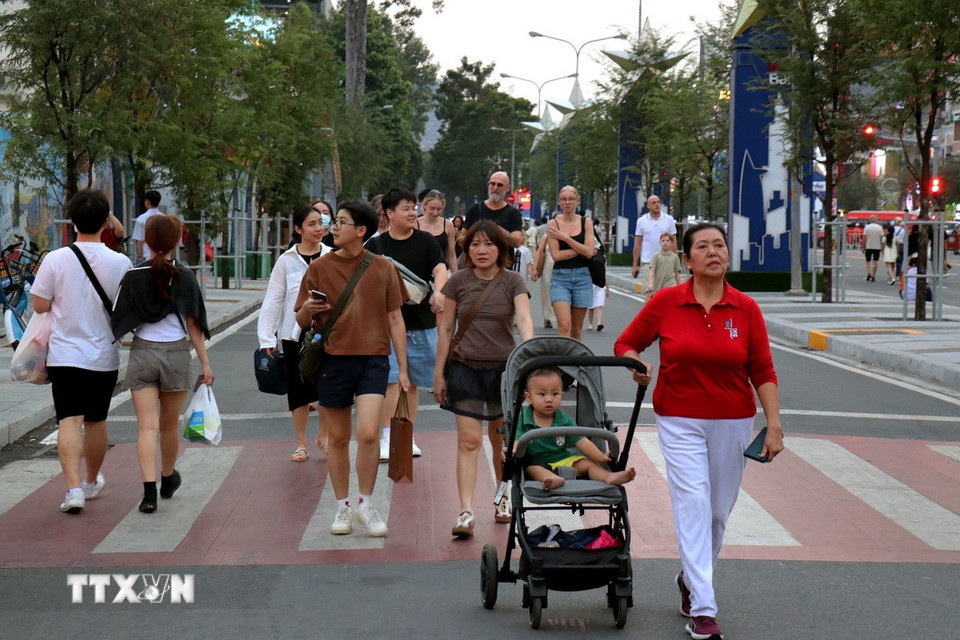 Đông đảo người dân Thành phố và du khách tập trung về tuyến đường Lê Lai, phường Sài Gòn để vui chơi giải trí. (Ảnh: Thanh Vũ/TTXVN)