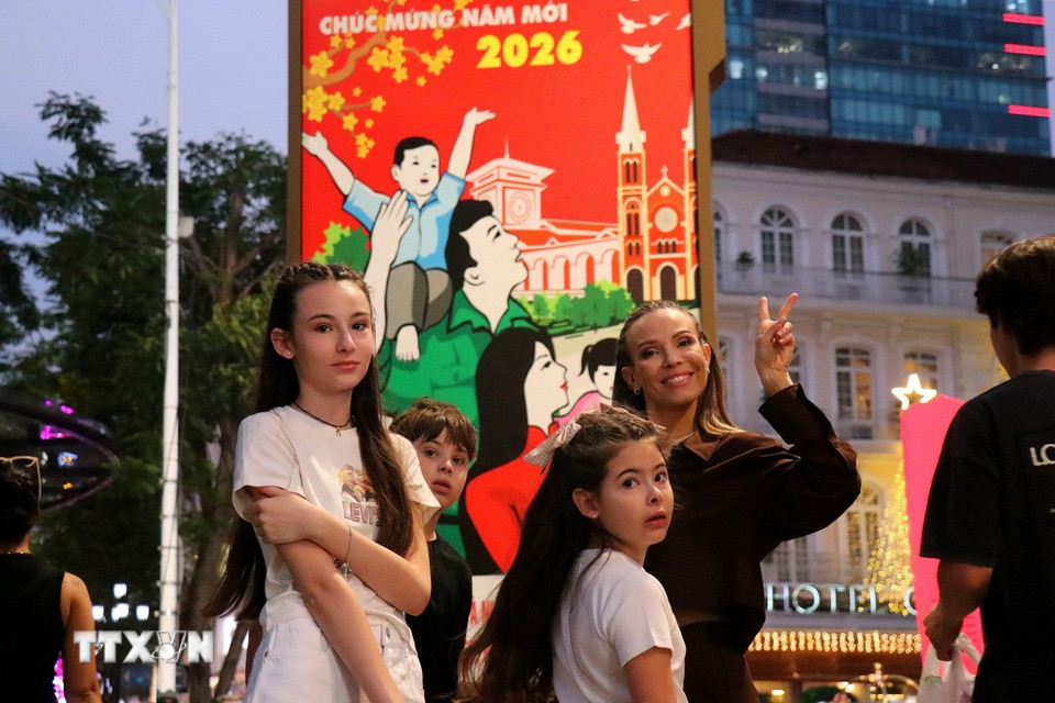 Đông đảo người dân Thành phố và du khách chụp ảnh lưu niệm ở các tiểu cảnh hoa ở Phố đi bộ Nguyễn Huệ. (Ảnh: Thanh Vũ/TTXVN)