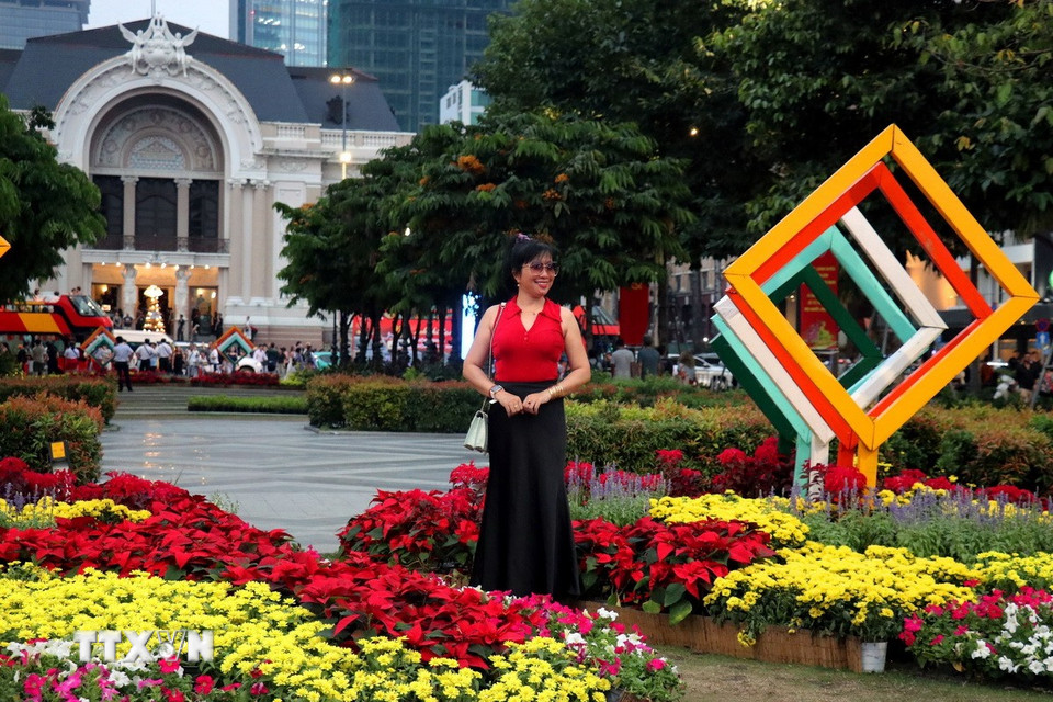 Đông đảo người dân Thành phố và du khách chụp ảnh lưu niệm ở các tiểu cảnh hoa ở Phố đi bộ Nguyễn Huệ. (Ảnh: Thanh Vũ/TTXVN)