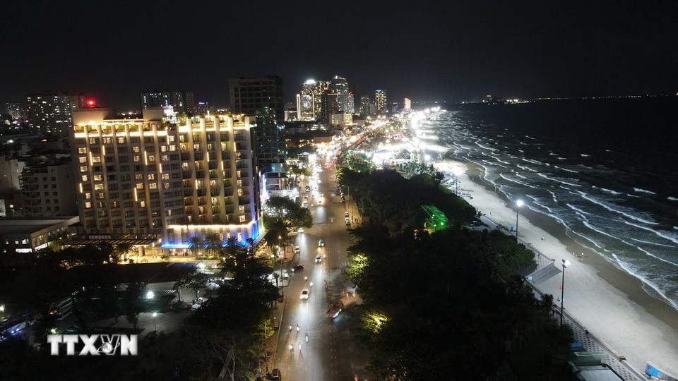 Công viên Bãi Sau cùng nhiều hoạt động văn hóa, ẩm thực, pháo hoa tầm cao đã sẵn sàng đón người dân và du khách đón chào năm mới 2026. (Ảnh: Huỳnh Sơn/TTXVN)