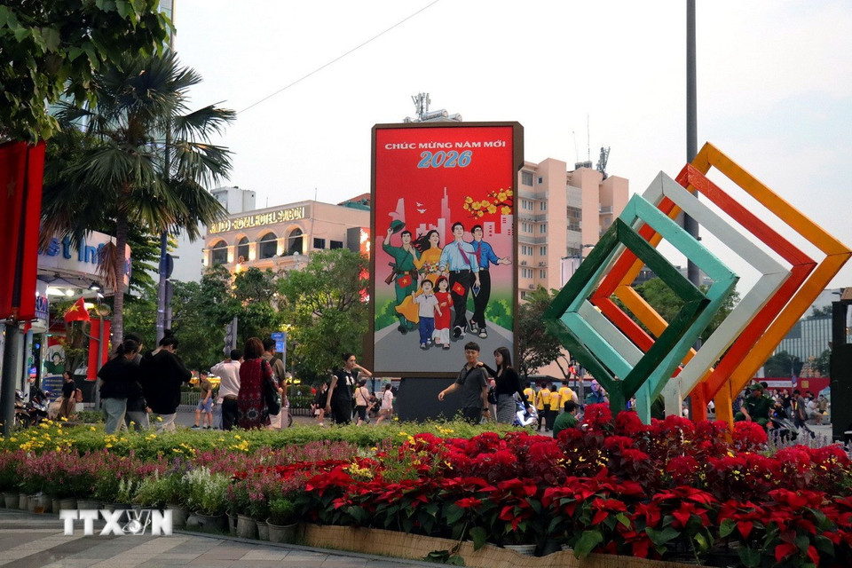 Đông đảo người dân Thành phố và du khách chụp ảnh lưu niệm ở các tiểu cảnh hoa ở Phố đi bộ Nguyễn Huệ, phường Sài Gòn. (Ảnh: Thanh Vũ/TTXVN)