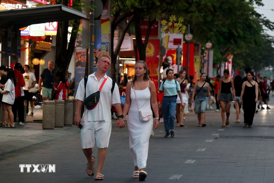 Đông đảo người dân Thành phố và du khách tập trung về tuyến đường Nguyễn Huệ, phường Sài Gòn để vui chơi giải trí. (Ảnh: Thanh Vũ/TTXVN)