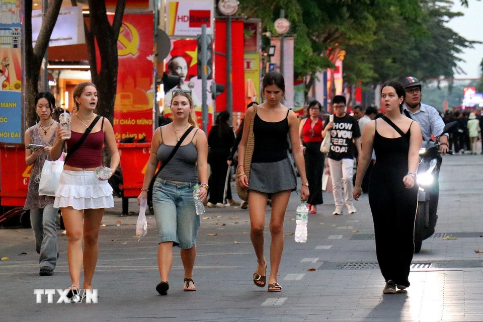 Đông đảo người dân Thành phố và du khách tập trung về tuyến đường Nguyễn Huệ, phường Sài Gòn để vui chơi giải trí. (Ảnh: Thanh Vũ/TTXVN)