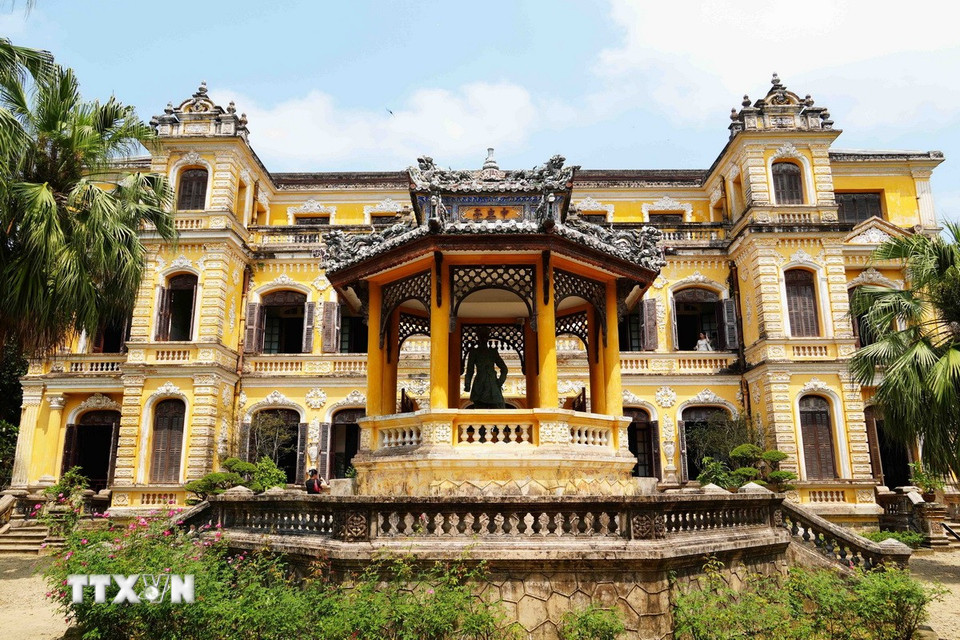 Đình Trung Lập (trước) và Khải Tường Lâu (sau) mang dáng vẻ lâu đài châu Âu tráng lệ thuộc Cung An Định, thành phố Huế. (Ảnh: Nguyên Lý/TTXVN)