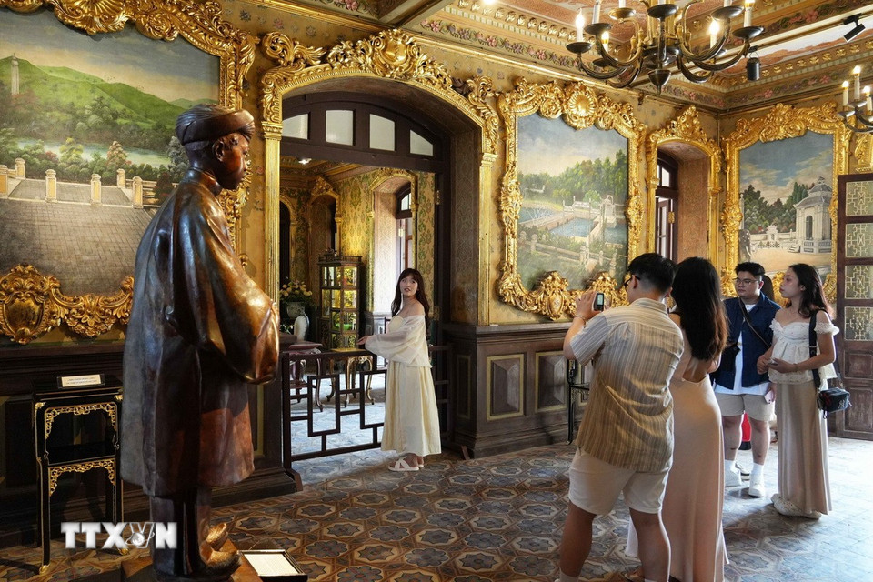 Du khách tham quan bên trong Cung An Định, thành phố Huế. (Ảnh: Nguyên Lý/TTXVN)