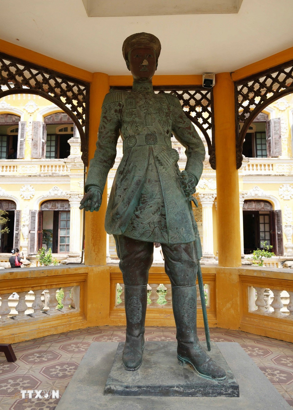 Tượng Hoàng đế Khải Định đặt ở Đình Trung Lập thuộc Cung An Định, thành phố Huế. (Ảnh: Nguyên Lý/TTXVN)