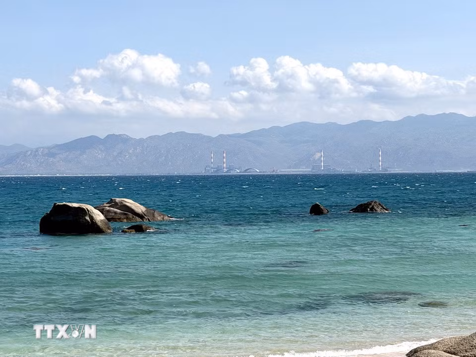 Đảo Hòn Cau với nước biển xanh biếc nhìn về hướng Trung tâm điện lực Vĩnh Tân. (Ảnh: Nguyễn Thanh/TTXVN)