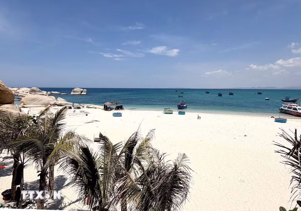 Hòn Cau là địa điểm lý tưởng cho những du khách thích khám phá vẻ đẹp của biển, yêu thích cảm giác mạo hiểm, hòa mình cùng thiên nhiên hoang sơ. (Ảnh: Nguyễn Thanh/TTXVN)