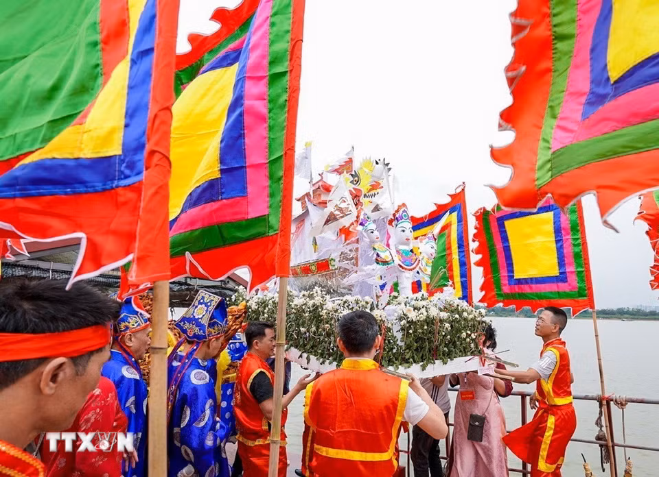 Thực hiện thả lễ cúng "thủy thần". (Ảnh: Khánh Hoà/TTXVN)