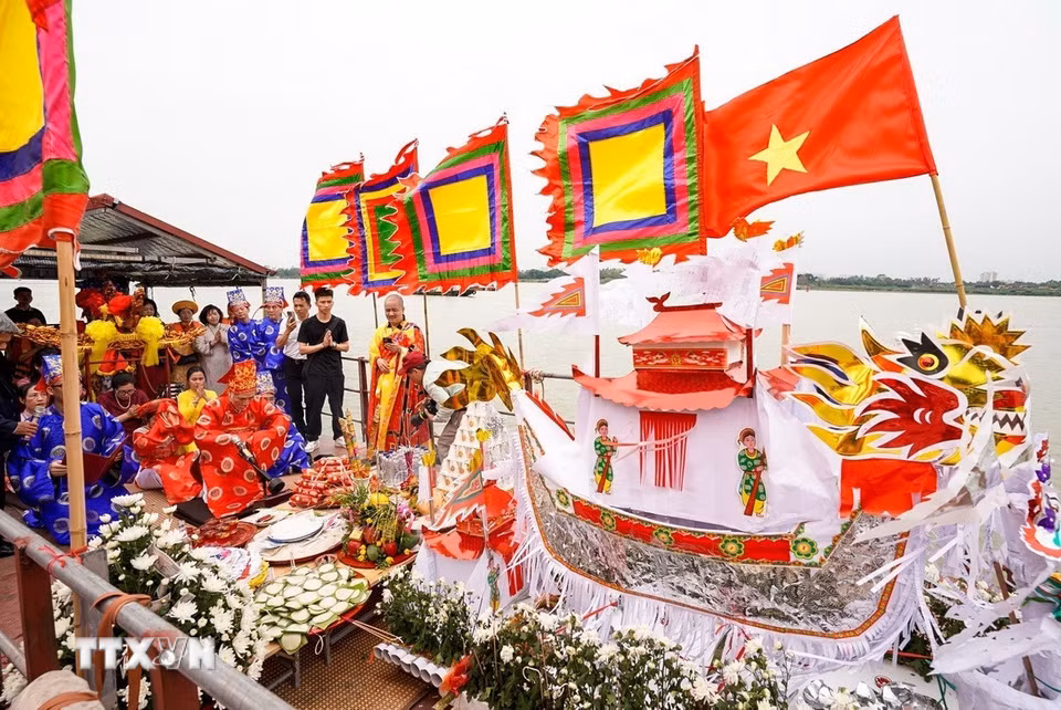 Lễ cúng xin nước "thủy thần". (Ảnh: Khánh Hoà/TTXVN)