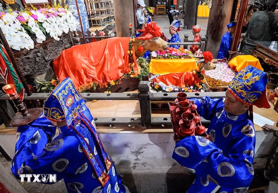 Lễ dâng nước cúng Thánh. (Ảnh: Khánh Hoà/TTXVN)