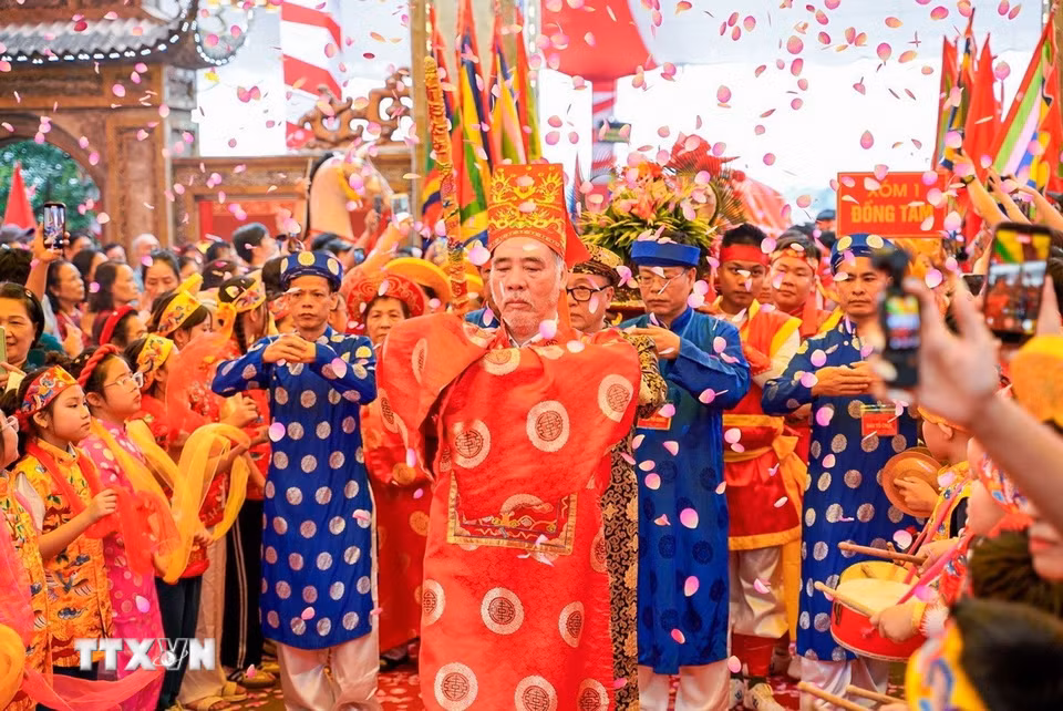 Dâng lễ "Tam sinh". (Ảnh: Khánh Hoà/TTXVN)