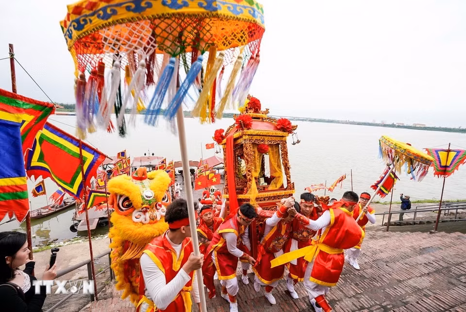 Đoàn kiệu thực hiện các nghi lễ. (Ảnh: Khánh Hoà/TTXVN)