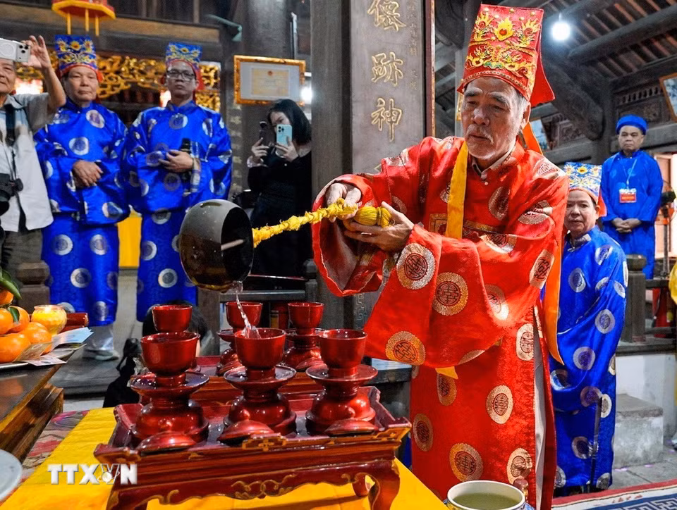 Dâng nước cúng Thánh. (Ảnh: Khánh Hoà/TTXVN)