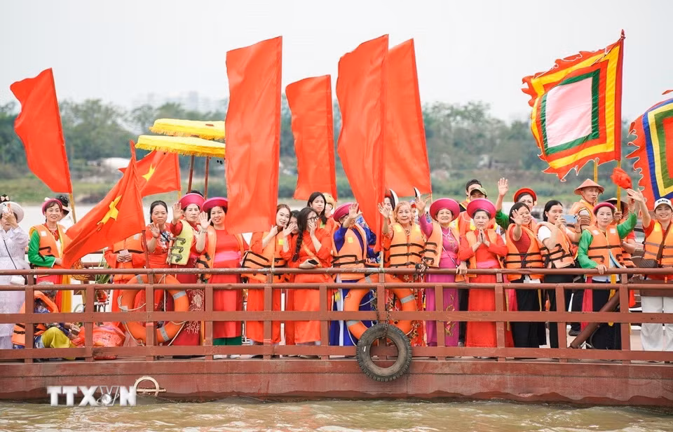 Đoàn thuyền đi lấy nước trên sông Hồng. (Ảnh: Khánh Hoà/TTXVN)