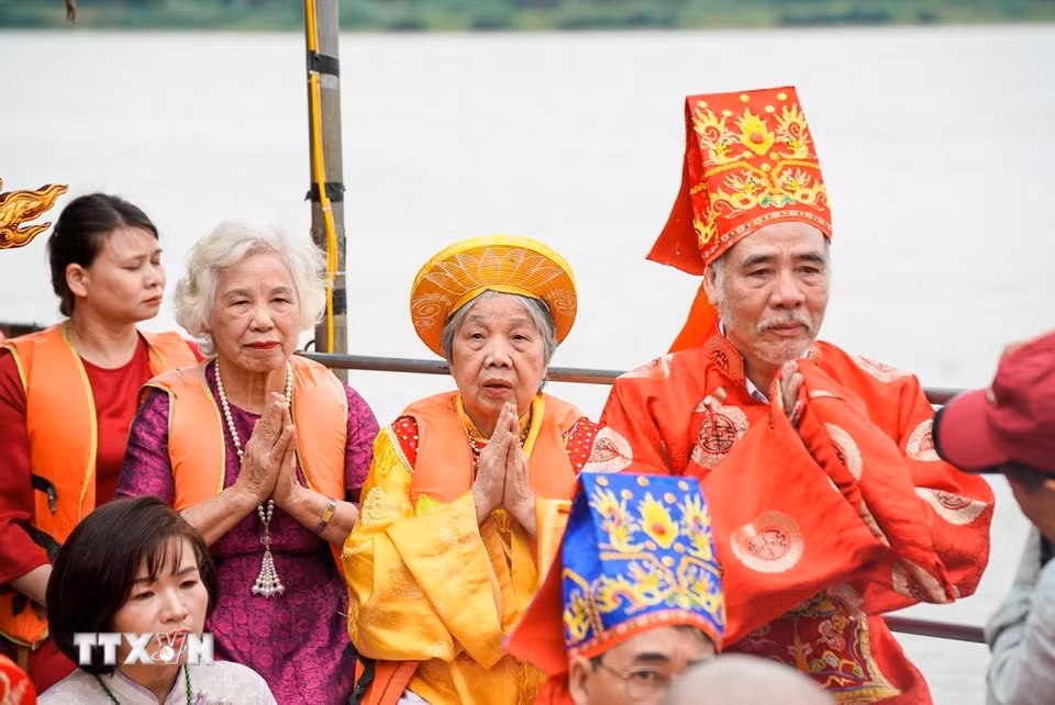 Lễ cúng xin nước "thủy thần". (Ảnh: Khánh Hoà/TTXVN)