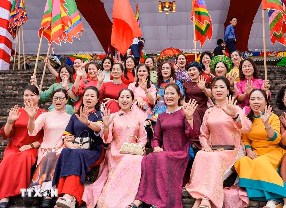 Lễ hội làng Bát Tràng thu hút người dân và du khách. (Ảnh: Khánh Hoà/TTXVN)