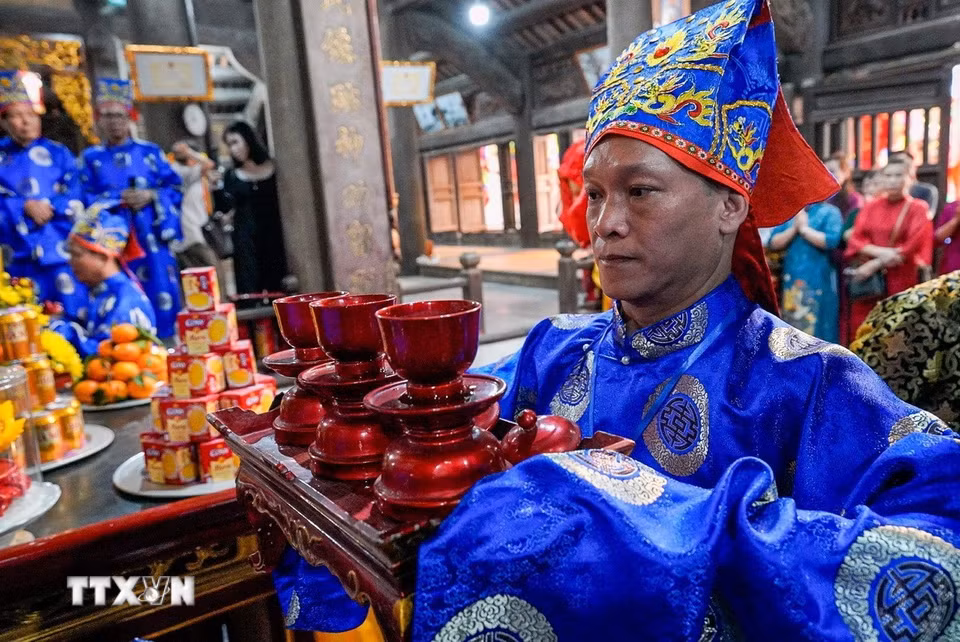 Lễ dâng nước cúng Thánh. (Ảnh: Khánh Hoà/ TTXVN)