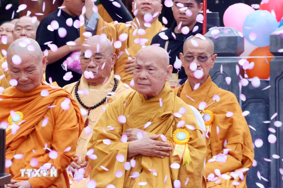 Trưởng lão Hòa thượng Thích Thiện Nhơn (hàng trên, ngoài cùng bên phải), Phó Pháp chủ Hội đồng Chứng minh, Chủ tịch Hội đồng Trị sự Giáo hội Phật giáo Việt Nam quang lâm chứng minh Đại lễ. (Ảnh: Xuân Khu/TTXVN)