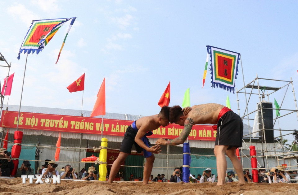 Hội vật náo nhiệt bởi sự tham gia của nhiều thanh thiếu niên trong và ngoài phường Dương Nỗ. (Ảnh: Mai Trang/TTXVN)