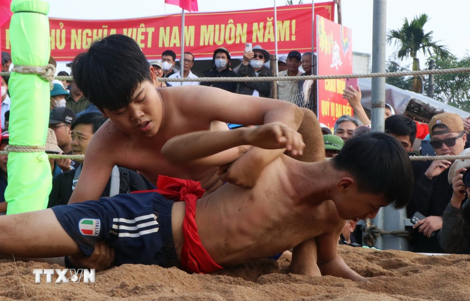 Điểm đặc biệt của hội vật làng Sình là bất cứ ai đều có thể tham gia tranh tài, không nhất thiết là người dân địa phương. (Ảnh: Mai Trang/TTXVN)